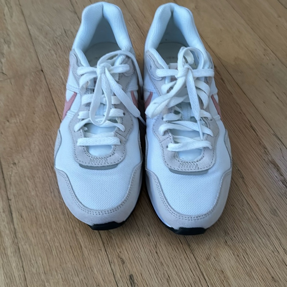 New Women’s Nike sneakers size 6.5 regular